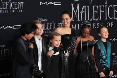 Pax Thiên tháp tùng mẹ dự sự kiện