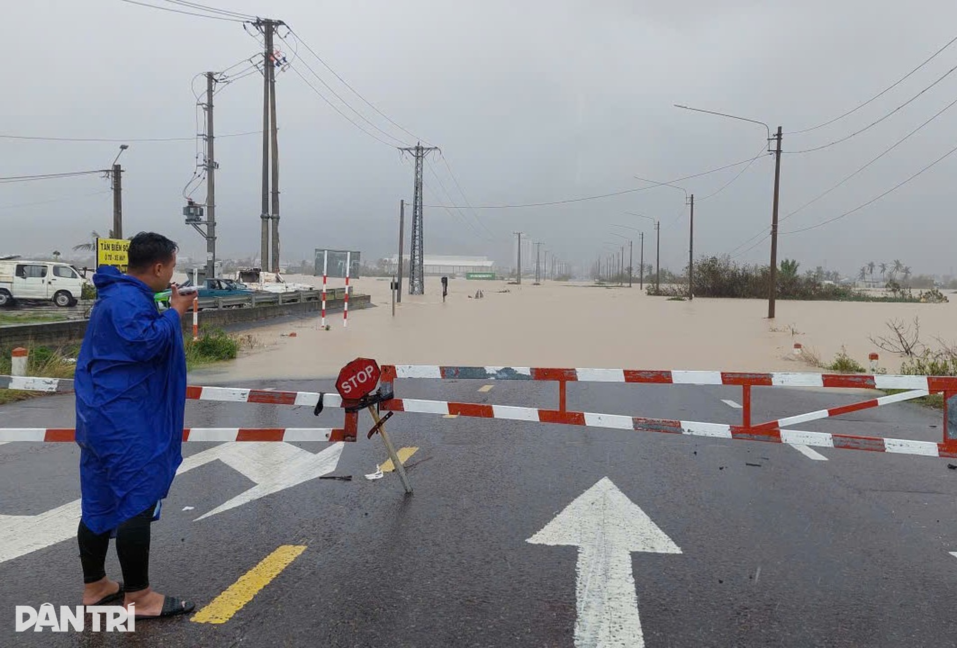 Nước ngập gần tới nóc nhà, người dân Gia Lai kêu cứu - 8