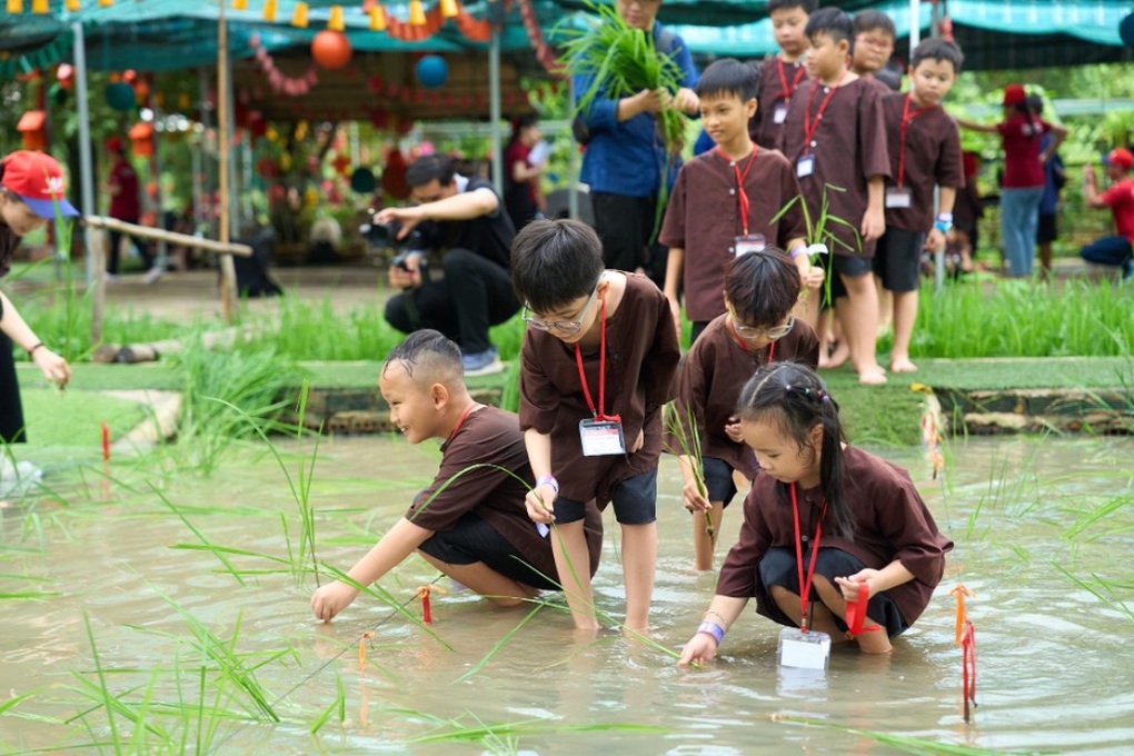 Mùa hè đa sắc của con, từ khám phá làng quê Việt đến thám hiểm rừng xanh - 2 Mùa hè đa sắc của con, từ khám phá làng quê Việt đến thám hiểm rừng xanh - 2