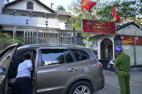 Đi họp, ông Đoàn Ngọc Hải cũng bắt phạt ô tô đậu chiếm vỉa hè