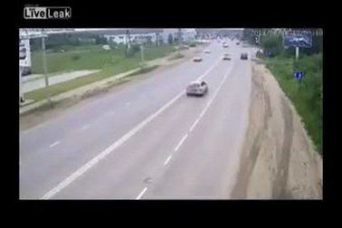 Thích “thể hiện”, nam thanh niên bị ngã sấp mặt xuống đường