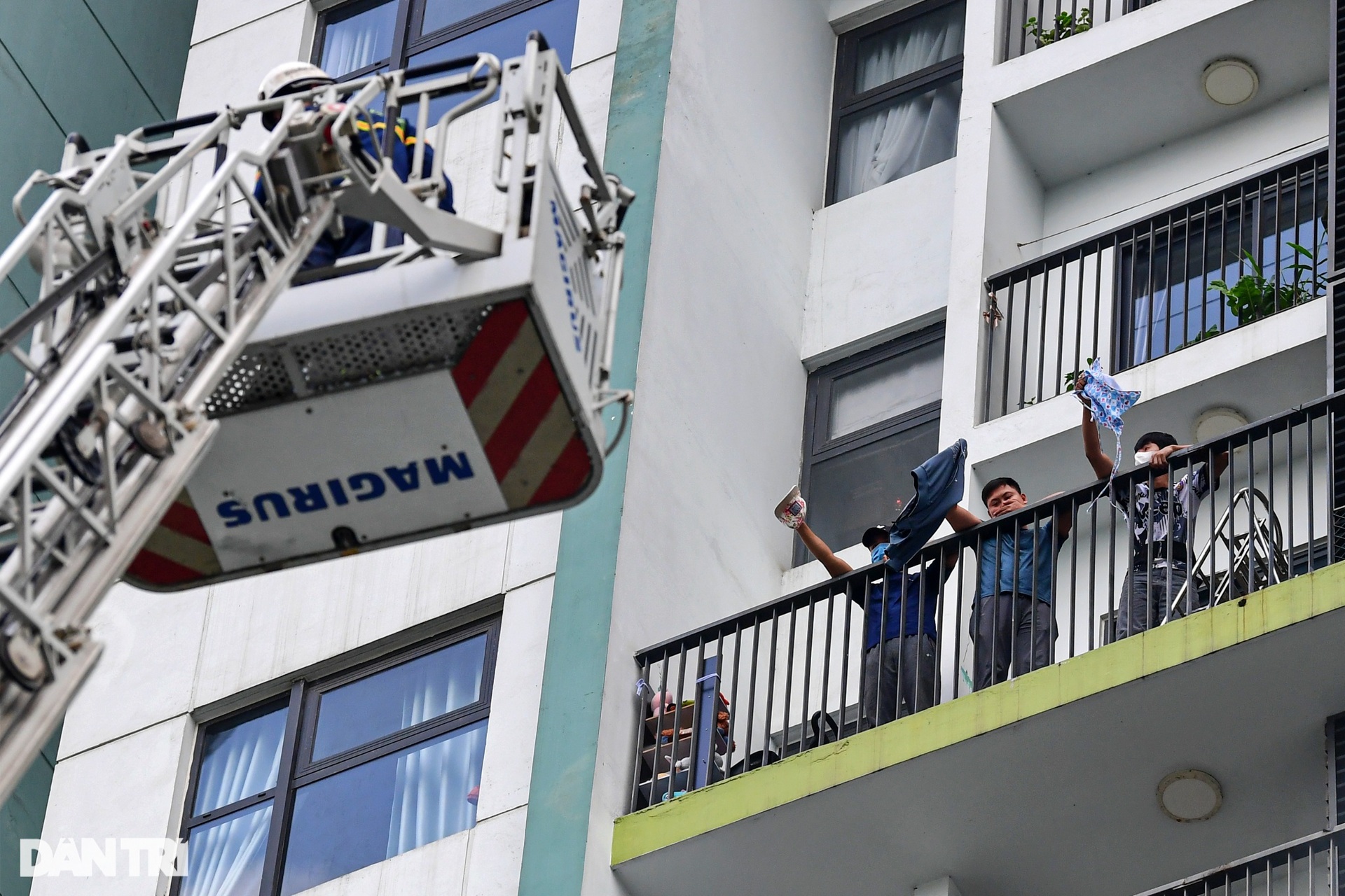 Hơn 600 người diễn tập phòng cháy chữa cháy khu đô thị lớn vùng ven Hà Nội - 15 Hơn 600 người diễn tập phòng cháy chữa cháy khu đô thị lớn vùng ven Hà Nội - 15
