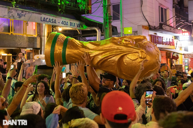 CĐV Argentina như "nổ tung" ở Bùi Viện khi đội nhà vô địch World Cup 2022