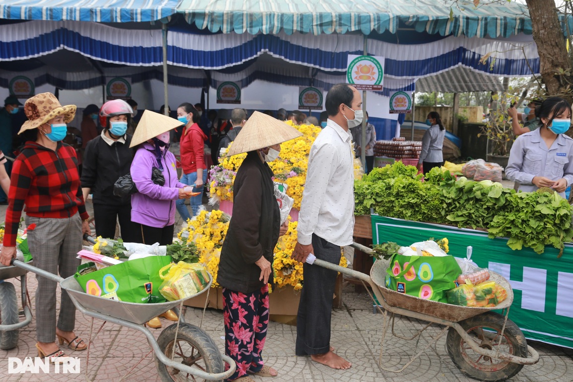 Gần Tết, người khó khăn đi chợ được mua hàng miễn phí, nhận lì xì - 1