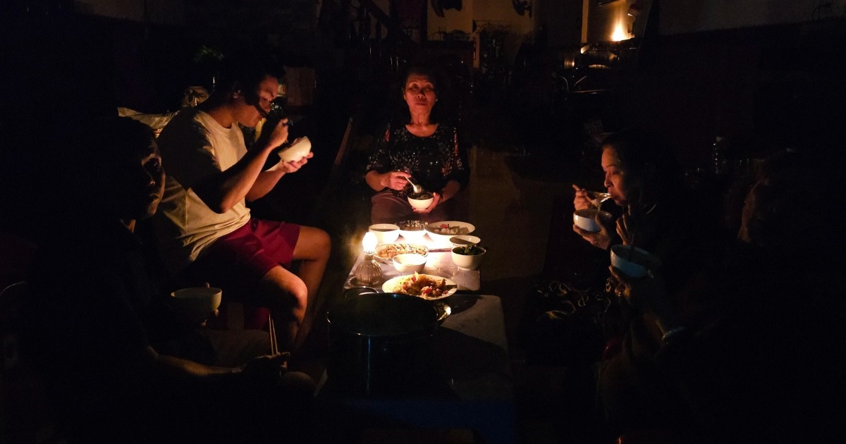 Nhiều nơi chìm trong bóng đêm, những gương mặt thất thần bên ánh đèn le lói