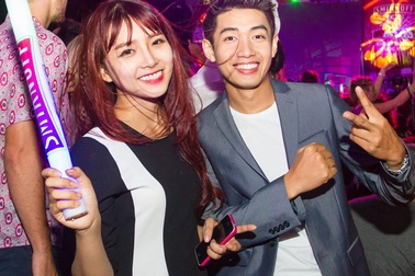 Vũ công Quang Đăng tình tứ bên người đẹp