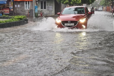 Nhiều tuyến phố Hải Phòng ngập trong biển nước