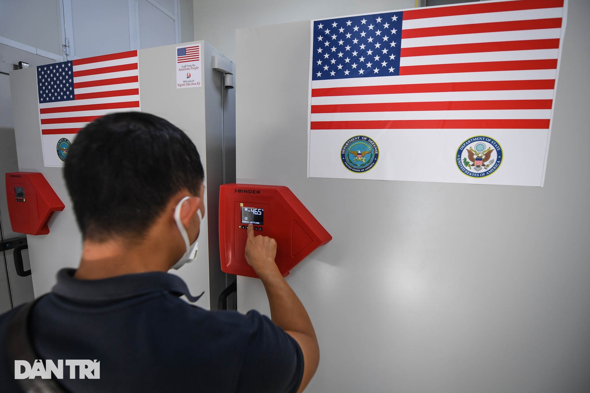 Bộ Y tế tiếp nhận 77 tủ lạnh âm sâu bảo quản vaccine Covid-19 từ Hoa Kỳ - 6 Bộ Y tế tiếp nhận 77 tủ lạnh âm sâu bảo quản vaccine Covid-19 từ Hoa Kỳ - 6