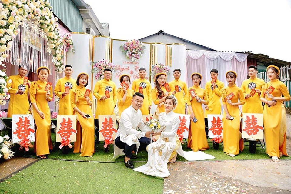 Đám hỏi ở Thái Nguyên gây chú ý vì dàn siêu xe cút kít chở tráp lễ - 10 Đám hỏi ở Thái Nguyên gây chú ý vì dàn siêu xe cút kít chở tráp lễ - 10