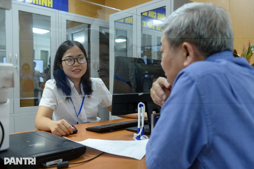 Hà Nội: Nhiều nơi vẫn yêu cầu chứng thực giấy tờ đã tích hợp trên VNeID - 3 Hà Nội: Nhiều nơi vẫn yêu cầu chứng thực giấy tờ đã tích hợp trên VNeID - 3