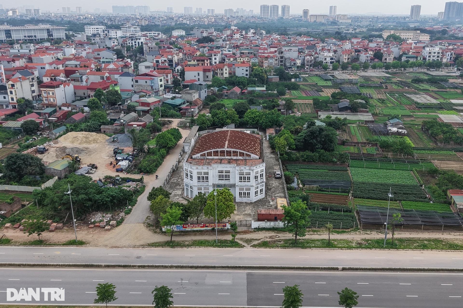 Loạt chợ tiền tỷ bỏ hoang, cây cối mọc thành rừng gây lãng phí tại Hà Nội - 1 Loạt chợ tiền tỷ bỏ hoang, cây cối mọc thành rừng gây lãng phí tại Hà Nội - 1