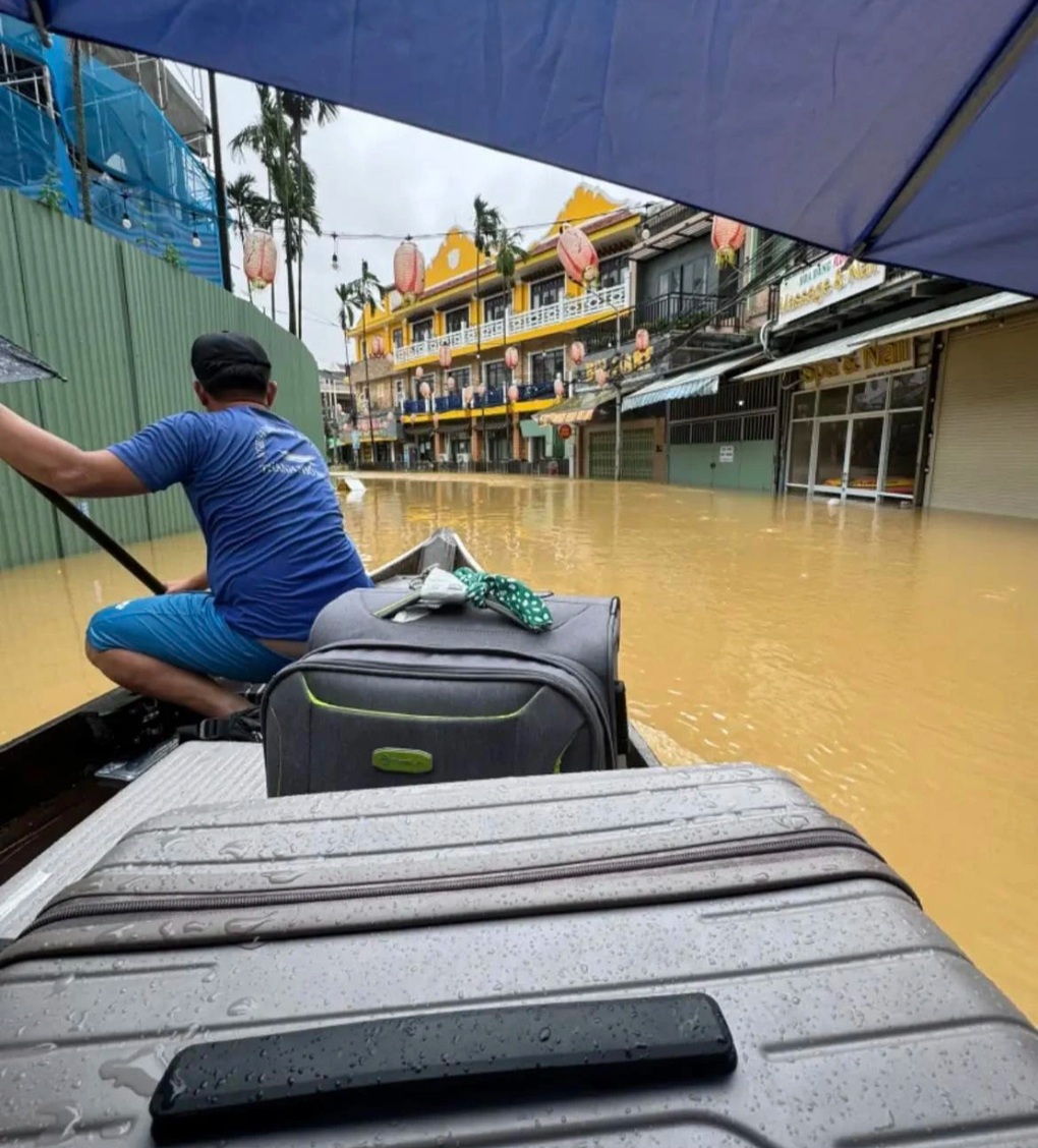 Nước ngập khách sạn ở Hội An, khách Tây kể trải nghiệm đi thuyền như Venice - 1 Nước ngập khách sạn ở Hội An, khách Tây kể trải nghiệm đi thuyền như Venice - 1