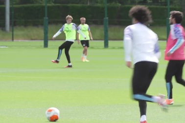 Cầu thủ Man City tập luyện chuẩn bị trở lại thi đấu tại Premier League