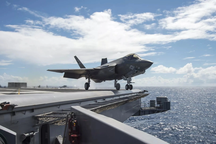 Mỹ triển khai tàu sân bay "nắn gân" Houthi