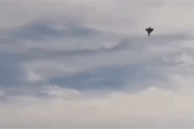 Máy bay chiến đấu đâm sầm xuống biển khi đang trình diễn