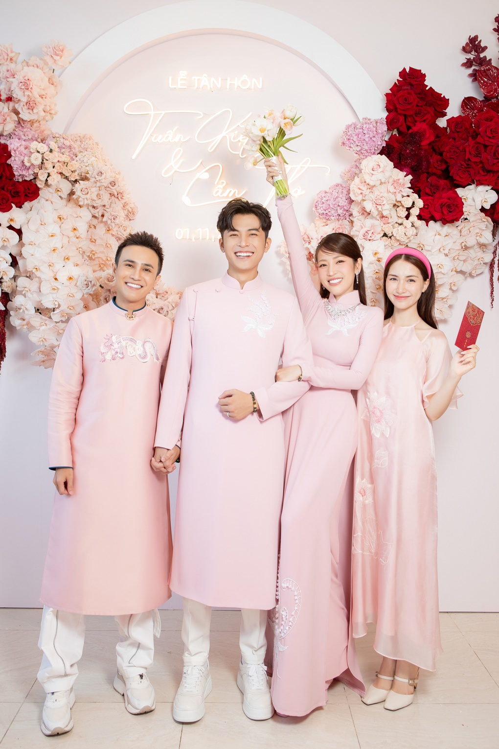 Lễ tân hôn Puka, Gin Tuấn Kiệt: Cô dâu được mẹ chồng tặng trang sức tỷ đồng - 9 Lễ tân hôn Puka, Gin Tuấn Kiệt: Cô dâu được mẹ chồng tặng trang sức tỷ đồng - 9