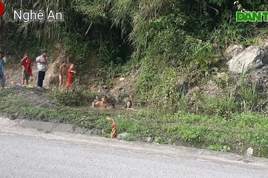 Trẻ em miền núi đi câu, hái rau rừng... để mưu sinh.