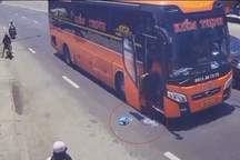 Vứt rác xuống đường, tài xế bị phạt tiền và trừ điểm giấy phép lái xe