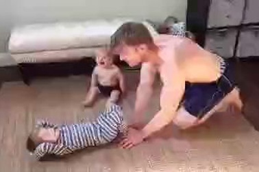 Clip bé tập cơ bụng cùng bố khiến cư dân mạng thích thú