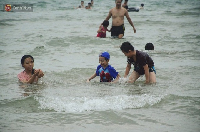 DÃ¹ thá»i tiáº¿t Ã¢m u cÅ©ng khÃ´ng cáº£n ÄÆ°á»£c bÆ°á»c chÃ¢n cá»§a du khÃ¡ch tá»« kháº¯p ná»i nÆ¡i kÃ©o vá» Sáº§m SÆ¡n.