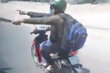 2 thanh niên xách mã tấu đuổi chém xe khách trên quốc lộ