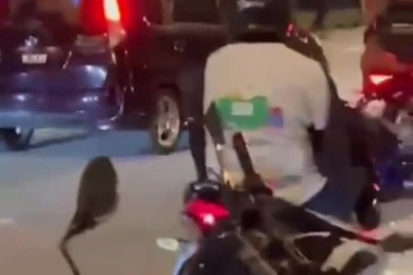 Hooligan Malaysia tấn công CĐV Indonesia