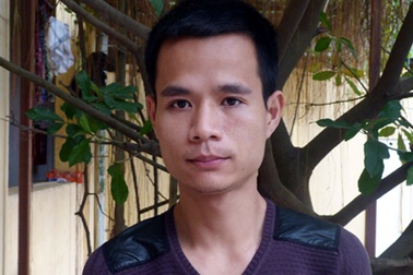 Kẻ tấn công, đổ sơn lên đầu thầy giáo ra đầu thú