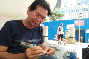 Người đàn ông khắc chữ lưu niệm gần 40 năm tại Sài Gòn
