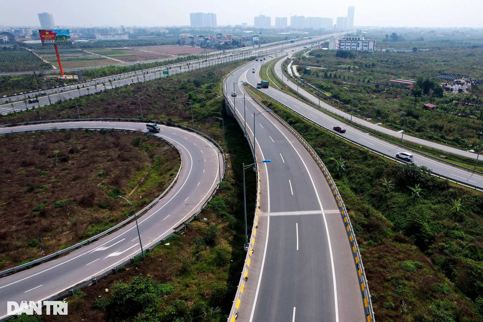 Vẻ đẹp bất ngờ từ những đường cong mềm mại trong giao thông ở Hà Nội - 1 Vẻ đẹp bất ngờ từ những đường cong mềm mại trong giao thông ở Hà Nội - 1