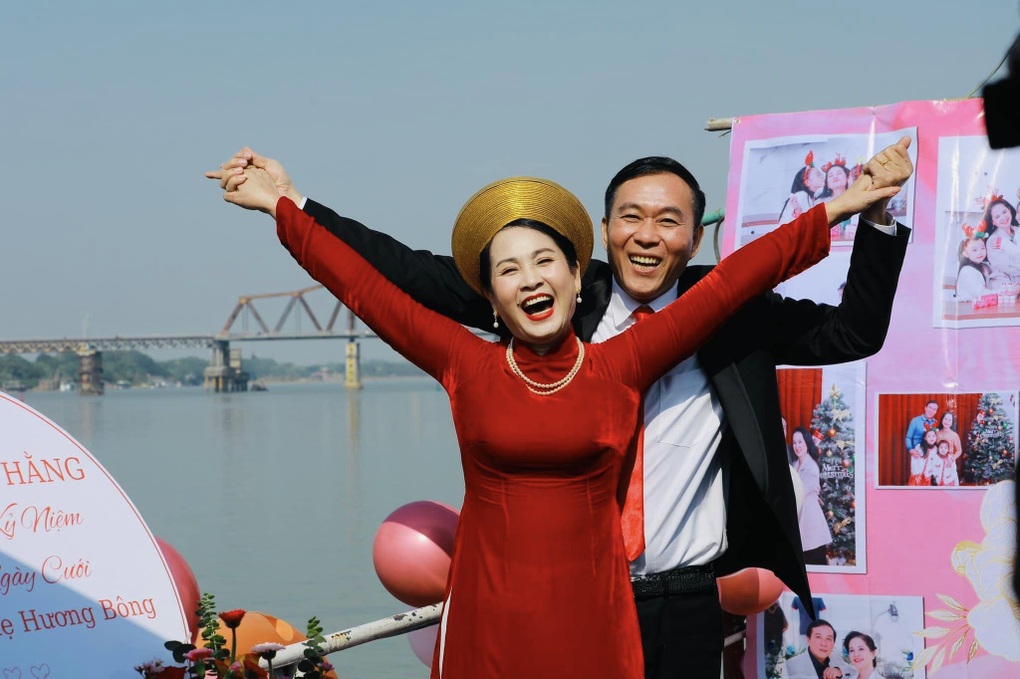 Vợ chồng nghệ sĩ Lan Hương, Đỗ Kỷ tái hiện đám cưới năm 1987 trên du thuyền - 2 Vợ chồng nghệ sĩ Lan Hương, Đỗ Kỷ tái hiện đám cưới năm 1987 trên du thuyền - 2