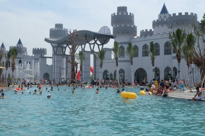 Giữa cao điểm nắng nóng, người dân đổ xô đến công viên nước lớn nhất Hà Nội - Ảnh 2. Giữa cao điểm nắng nóng, người dân đổ xô đến công viên nước lớn nhất Hà Nội - Ảnh 2.