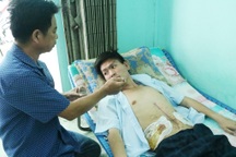 Chàng trai trẻ nghẹn ngào cầu mong nhà hảo tâm dang tay cứu giúp