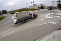 Hai ô tô tải lao vào nhau, người đi xe máy hớt hải chạy thoát thân