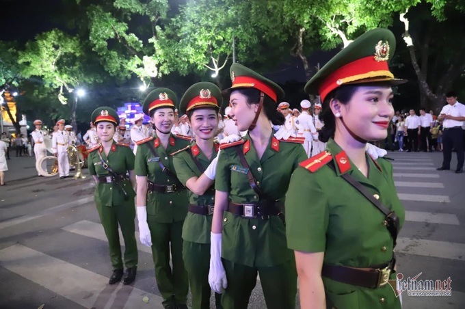 Đại tướng Tô Lâm say sưa hoà cùng dòng người thưởng thức dàn kèn bên Hồ Gươm - Ảnh 15. Đại tướng Tô Lâm say sưa hoà cùng dòng người thưởng thức dàn kèn bên Hồ Gươm - Ảnh 15.