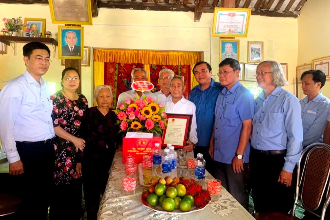 Bí thư tỉnh ủy Quảng Nam tặng quà các cụ tròn 90 và 100 tuổi - 1 Bí thư tỉnh ủy Quảng Nam tặng quà các cụ tròn 90 và 100 tuổi - 1