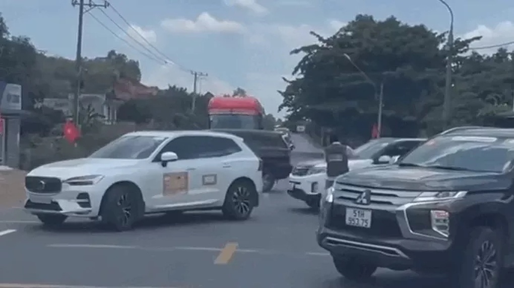 Diễn biến mới vụ 2 ô tô chặn quốc lộ cho đoàn xe doanh nhân đi - 1 Diễn biến mới vụ 2 ô tô chặn quốc lộ cho đoàn xe doanh nhân đi - 1