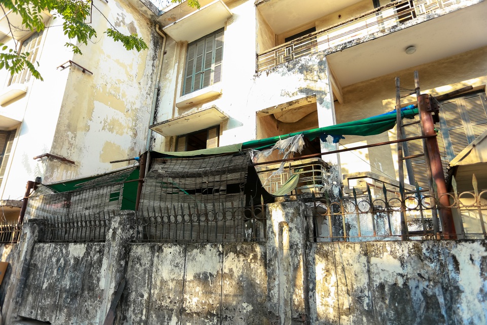 Biệt thự Pháp cổ ở Hà Nội: Không cứu không ổn, mà cứu thì cũng không được! - 2 Biệt thự Pháp cổ ở Hà Nội: Không cứu không ổn, mà cứu thì cũng không được! - 2