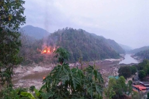Hai căn cứ quân sự Myanmar rung chuyển vì bị dội "mưa" rocket