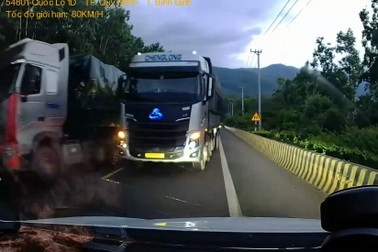 Xử phạt tài xế xe tải lấn làn, vượt ẩu trên đèo quốc lộ 1D