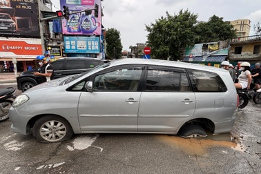 Vụ ô tô sụp hố ở Hà Nội: Tài xế kể phút bánh xe kẹt giữa đường