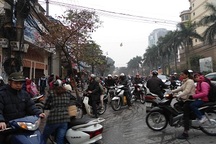 Ngày đầu đổi giờ học, giờ làm: Tất bật và âu lo