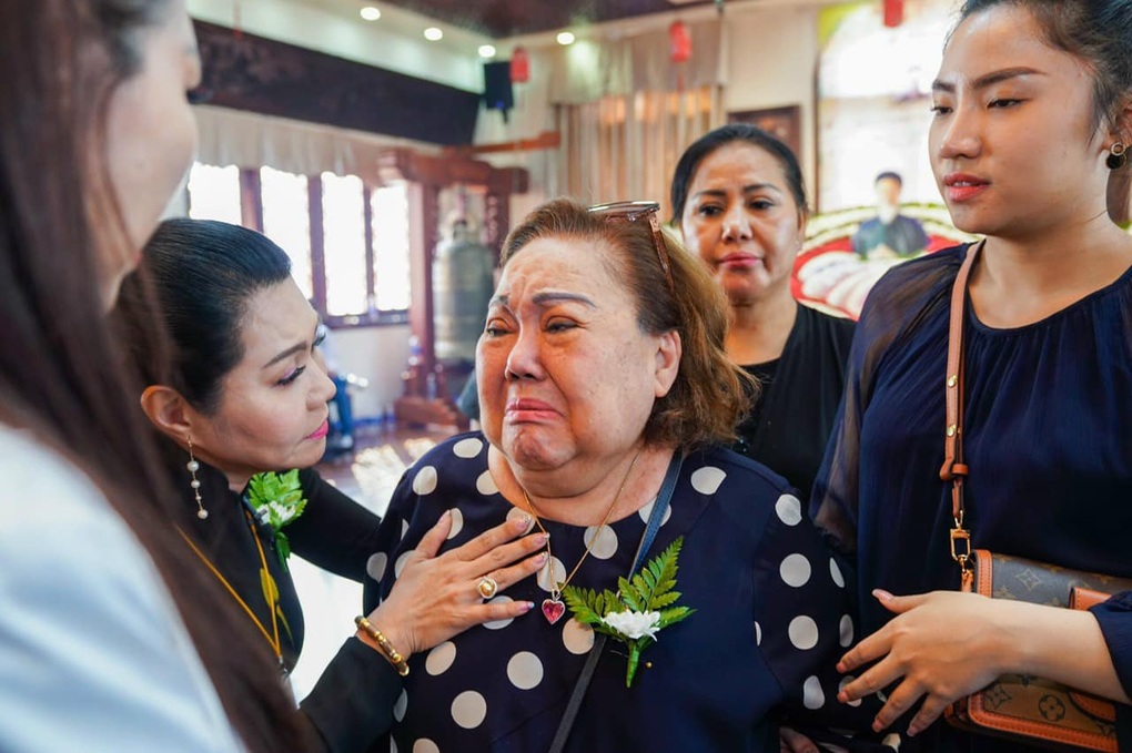 Ngọc Huyền túc trực sáng tối tại lễ tưởng niệm Diệp Lang, sức khỏe ra sao? - 3 Ngọc Huyền túc trực sáng tối tại lễ tưởng niệm Diệp Lang, sức khỏe ra sao? - 3