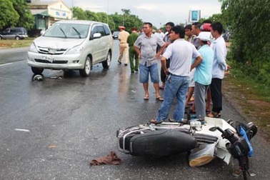  Ô tô lấn đường, đâm trực diện xe máy trong mưa lớn