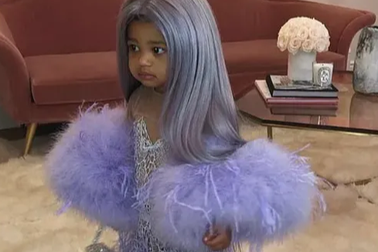 Con gái Kylie Jenner làm "bản sao" nhí đáng yêu của mẹ