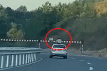 Tử vong vì thò người ra khỏi cửa sổ trời khi xe đang chạy