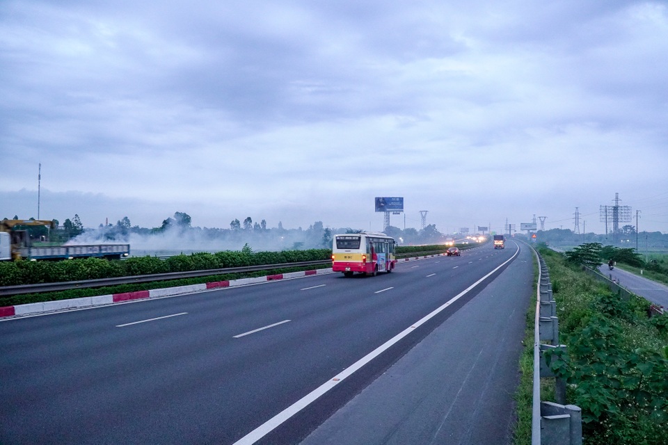 Khói mù mịt trên cao tốc Hà Nội - Ninh Bình - 3 Khói mù mịt trên cao tốc Hà Nội - Ninh Bình - 3