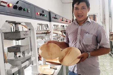 Chàng trai xứ dừa biến phế phẩm mo cau thành… tiền