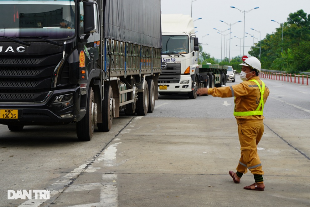 Tài xế bức xúc việc trả phí cao tốc khi phải quay xe không được vào Hà Nội - 5 Tài xế bức xúc việc trả phí cao tốc khi phải quay xe không được vào Hà Nội - 5