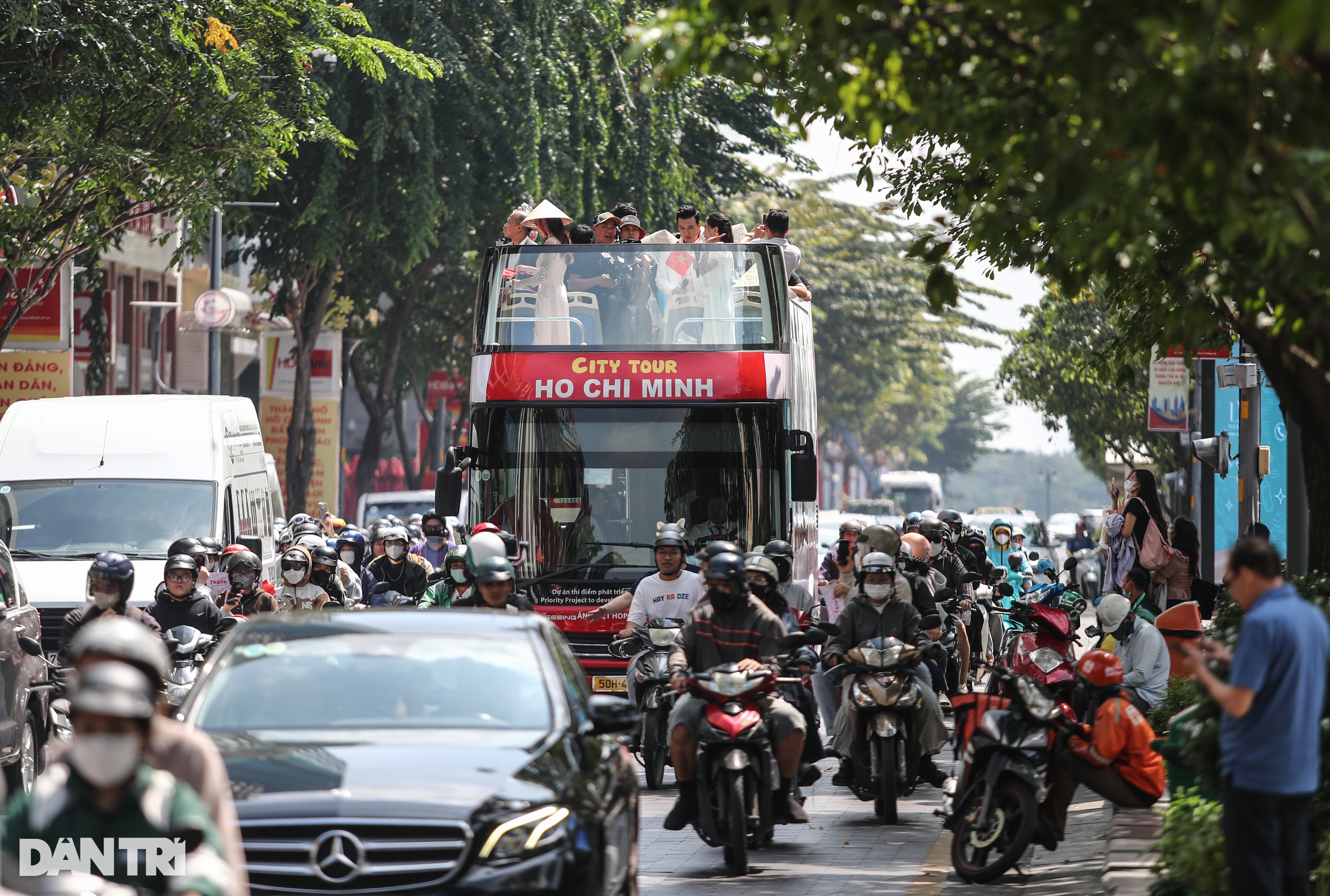 View - Hoa hậu Thanh Thủy đi xe buýt 2 tầng, người hâm mộ chạy xe máy theo reo hò | Báo Dân trí