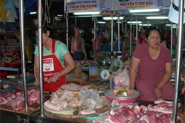 Heo hơi rớt giá thảm hại, hàng thịt vẫn ế ẩm